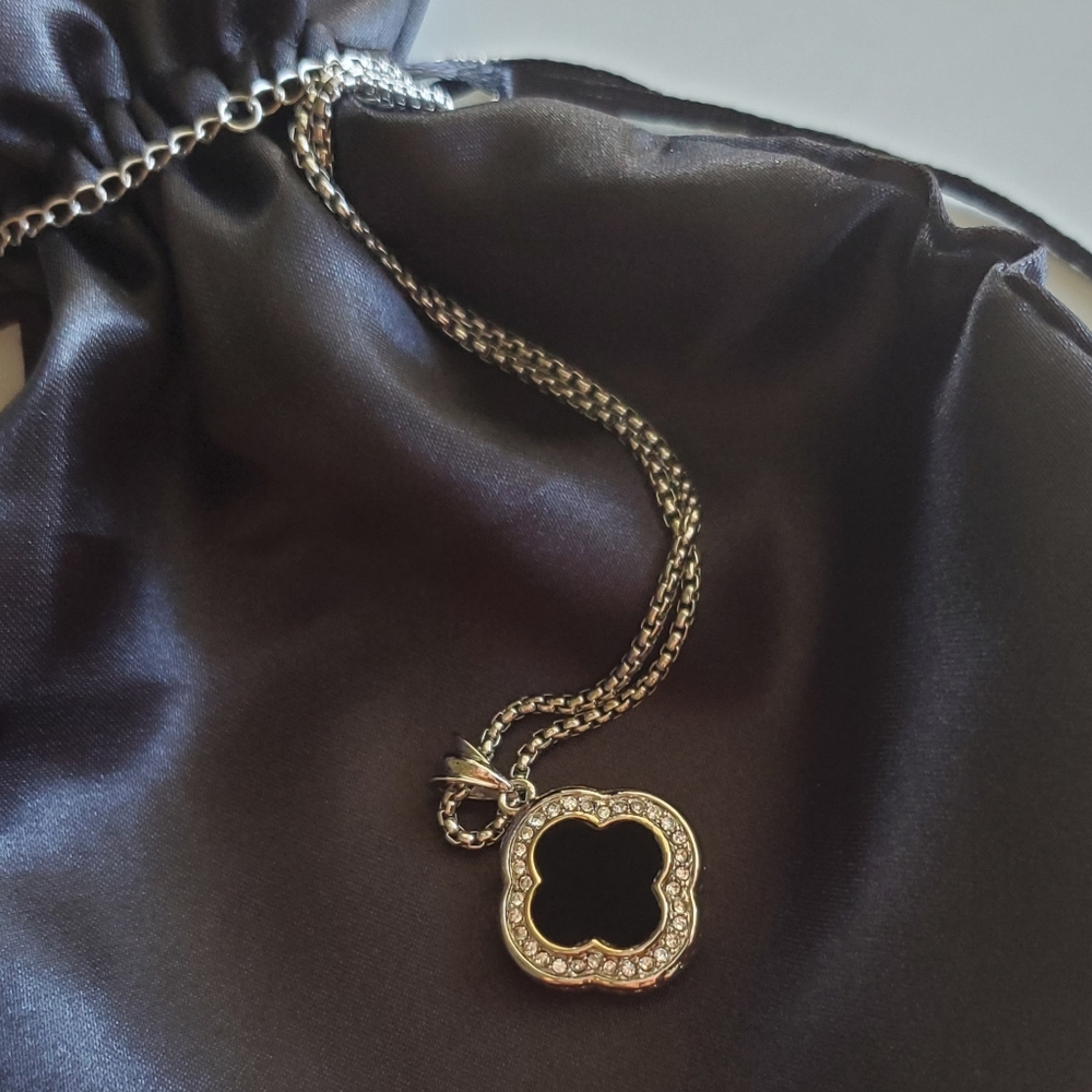 Elegant Clover Pendant Necklace with Rhinestone Accents